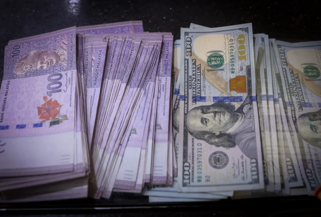 令吉兑美元升破4.0