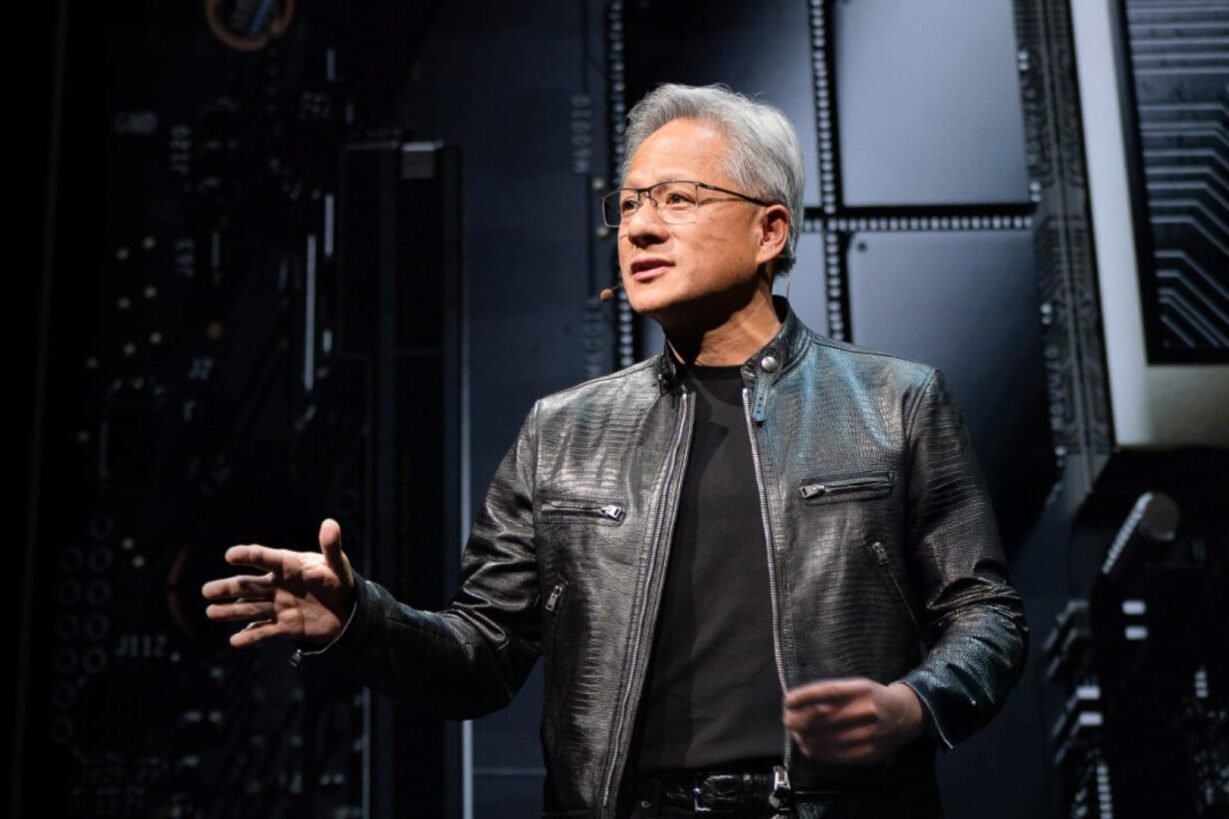 黄仁勋卖股票买奔驰